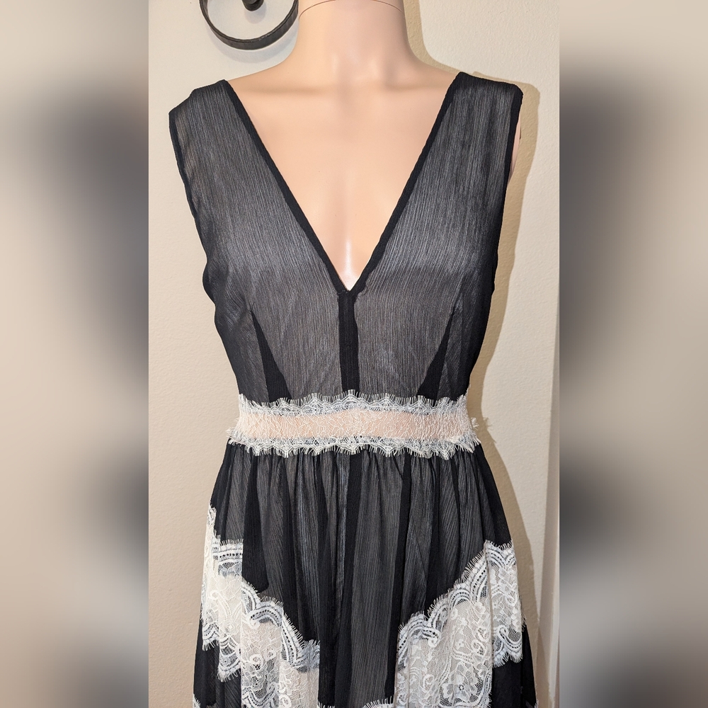 VENUS Black and White Maxi Dress with Lace Accents - Picture 2 of 5